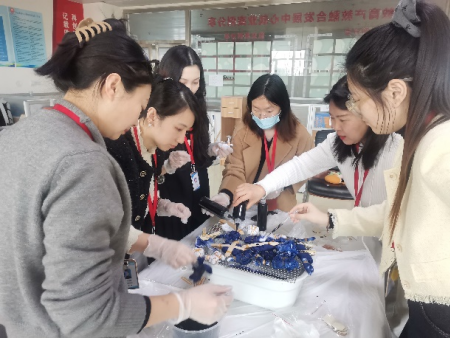 非遺扎染煥新彩 傳承古法啟新篇 ——視覺傳達設(shè)計教研室進行“匠心扎染”主題活動