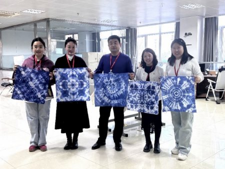 非遺扎染煥新彩 傳承古法啟新篇 ——視覺傳達設(shè)計教研室進行“匠心扎染”主題活動