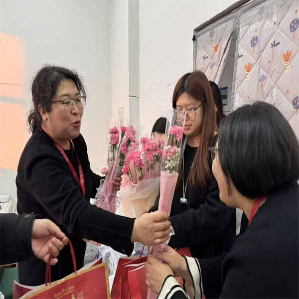 “聚巾幗風(fēng)采，綻經(jīng)濟(jì)芳華”經(jīng)濟(jì)學(xué)院舉辦慶祝“三八”國(guó)際勞動(dòng)?jì)D女節(jié)活動(dòng)
