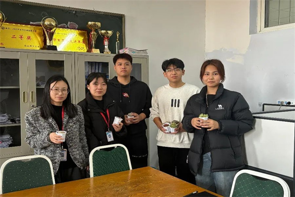 保定理工學(xué)院經(jīng)濟(jì)學(xué)院開展“播種綠色希望，共建美麗校園”植樹節(jié)主題活動