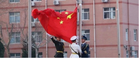 愛國教育保定理工學(xué)院會計(jì)學(xué)院以青春之名，護(hù)國旗飄揚(yáng)——升旗儀式