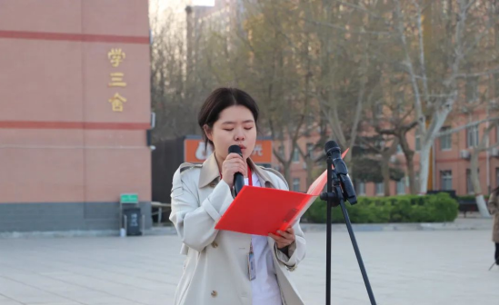 愛國教育保定理工學(xué)院會計(jì)學(xué)院以青春之名，護(hù)國旗飄揚(yáng)——升旗儀式