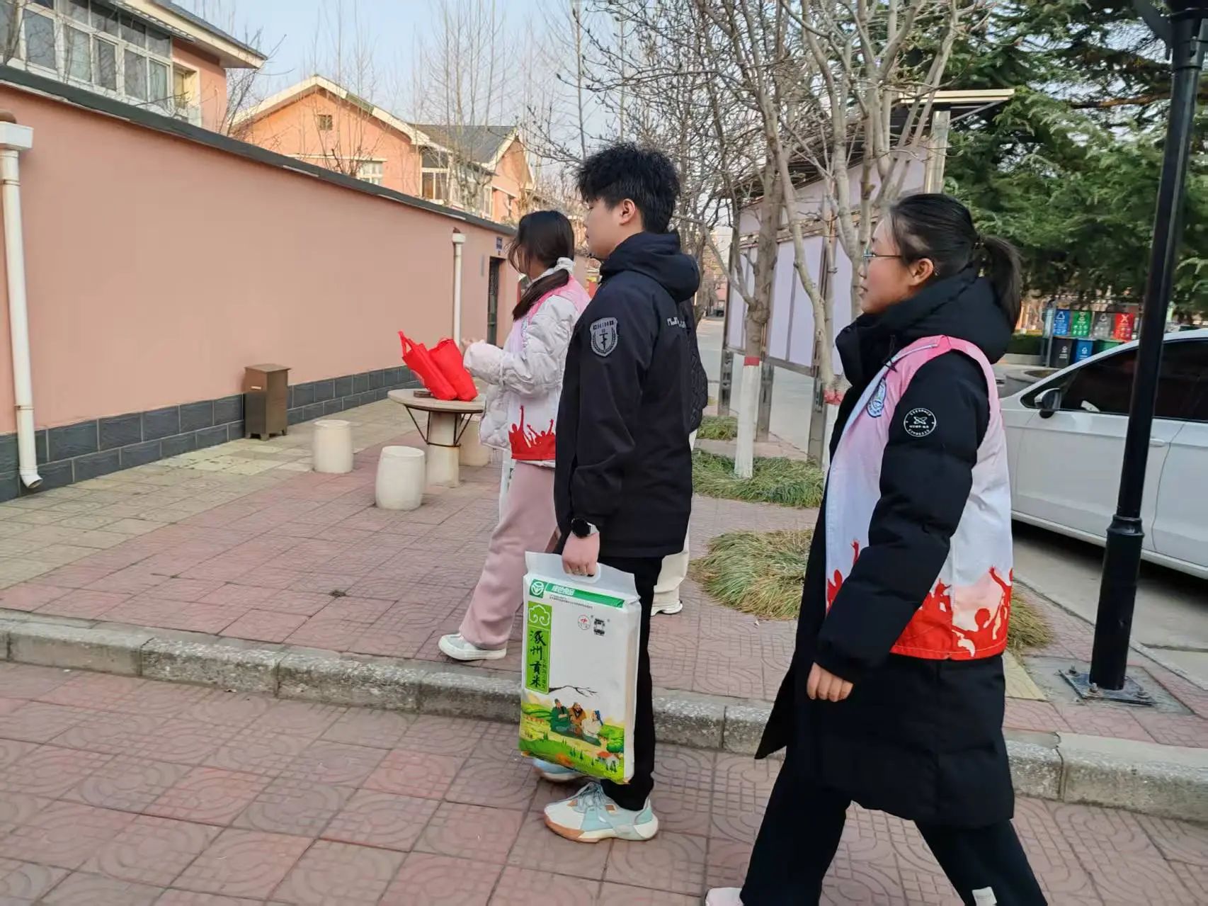 沐雷鋒之光，踐志愿之行