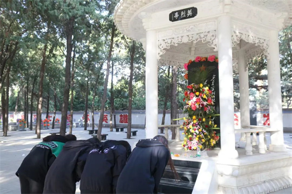 【黨心凝聚，團建生輝】清明祭忠魂，追遠思奮進——保定理工學院經(jīng)濟學院開展徒步祭掃烈士陵園活動