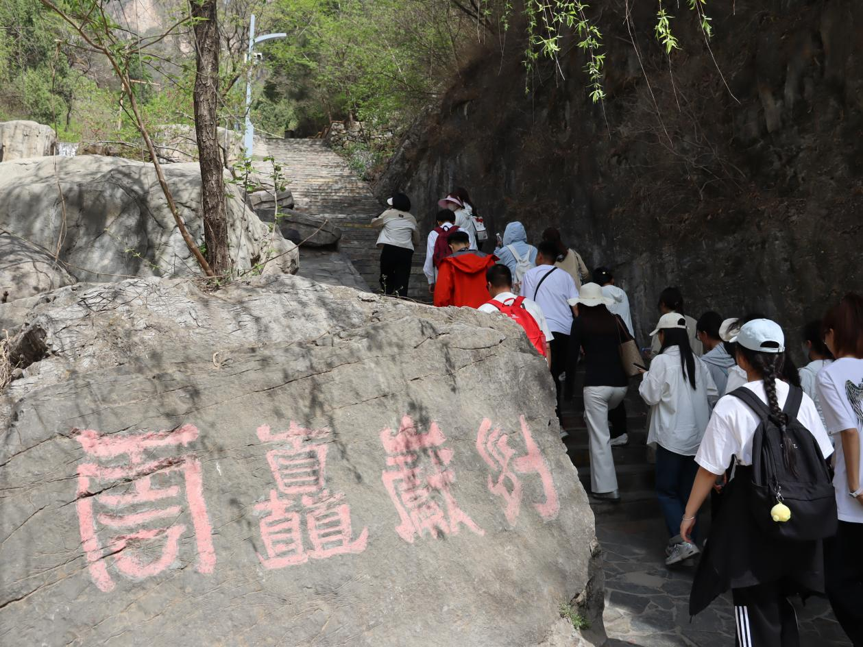 追尋狼牙山足跡，鑄牢黨員信仰根基——保定理工學(xué)院教育學(xué)院走進狼牙山開展“行走的大思政課”