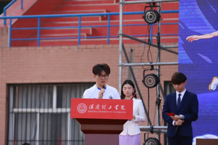 “馳騁綠茵舞臺(tái)，綻放拼搏華彩”