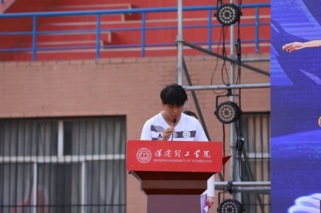 “馳騁綠茵舞臺(tái)，綻放拼搏華彩”