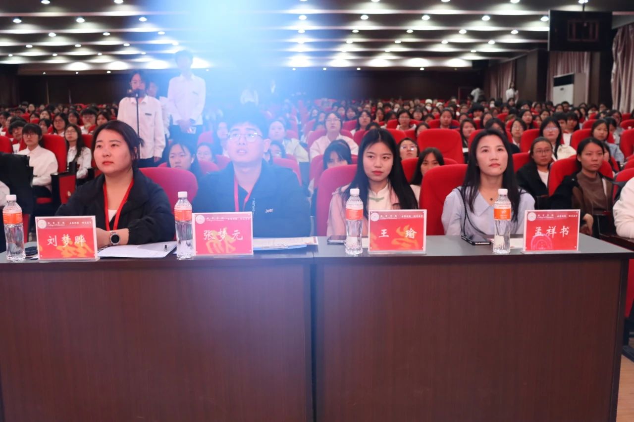“崇德尚學(xué)揚師道，鋒華正茂育新人”三月份教育學(xué)院表彰大會