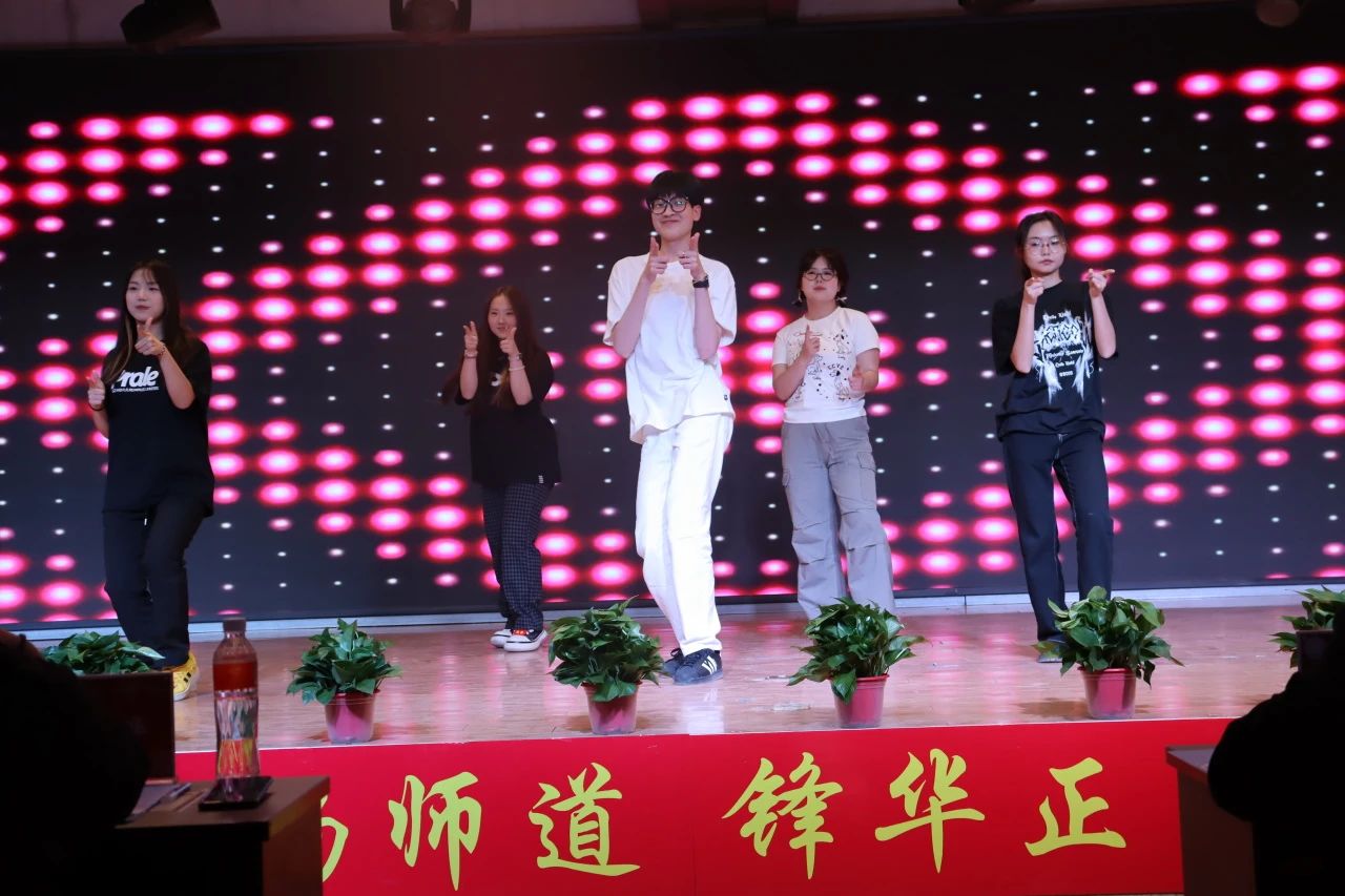 “崇德尚學(xué)揚(yáng)師道，鋒華正茂育新人”三月份教育學(xué)院表彰大會(huì)