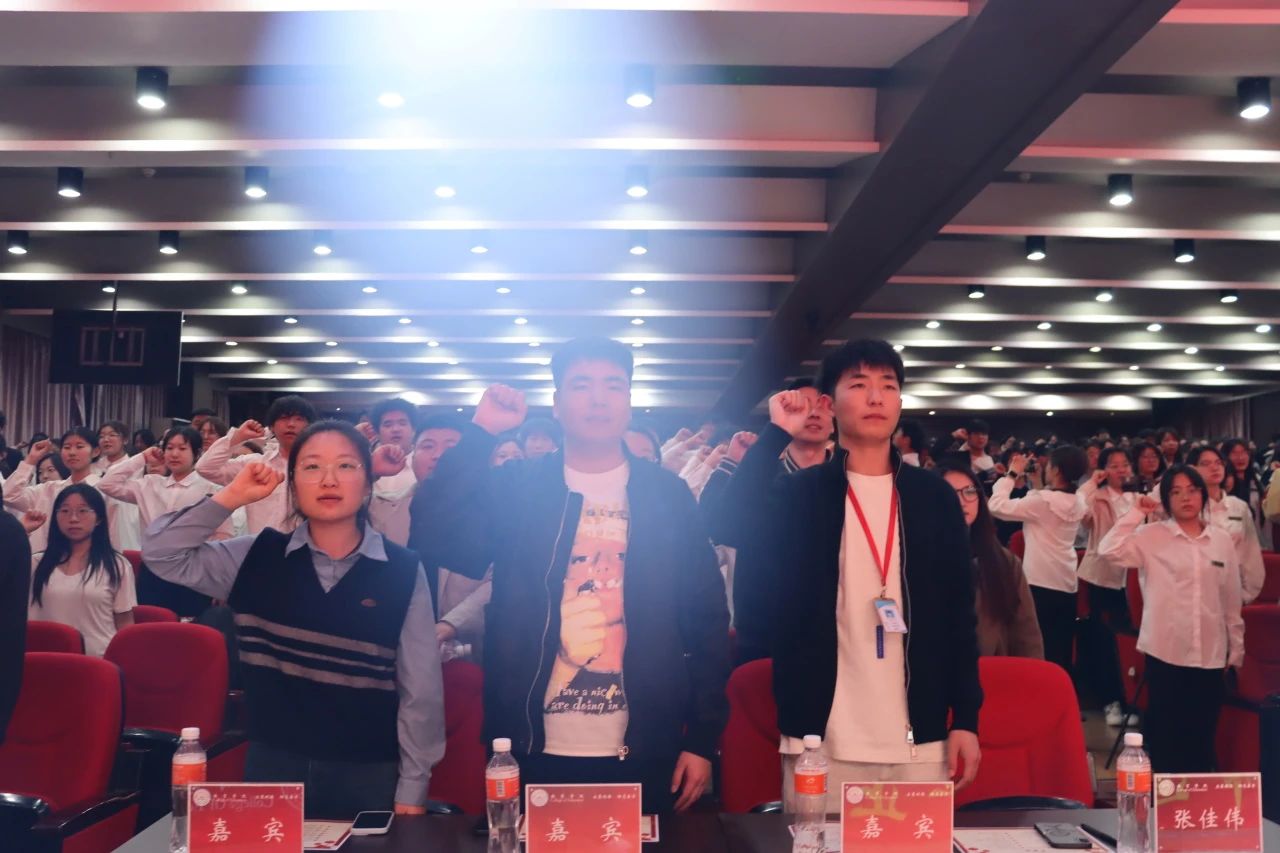 “崇德尚學(xué)揚(yáng)師道，鋒華正茂育新人”三月份教育學(xué)院表彰大會(huì)