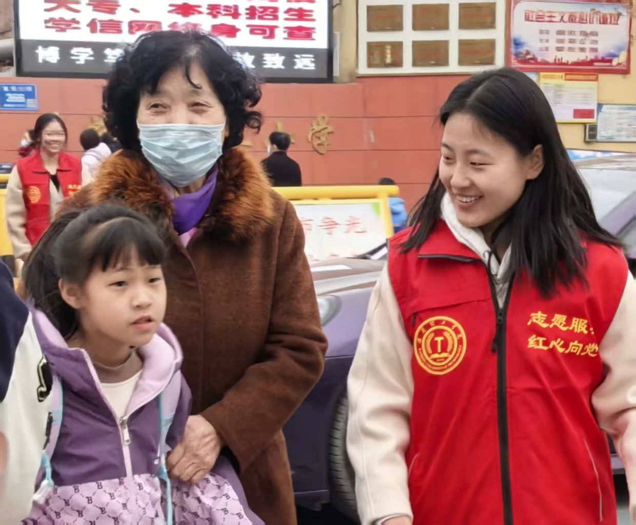 學生支部 “學”途有愛，黨員護航--小學交通志愿服務行動