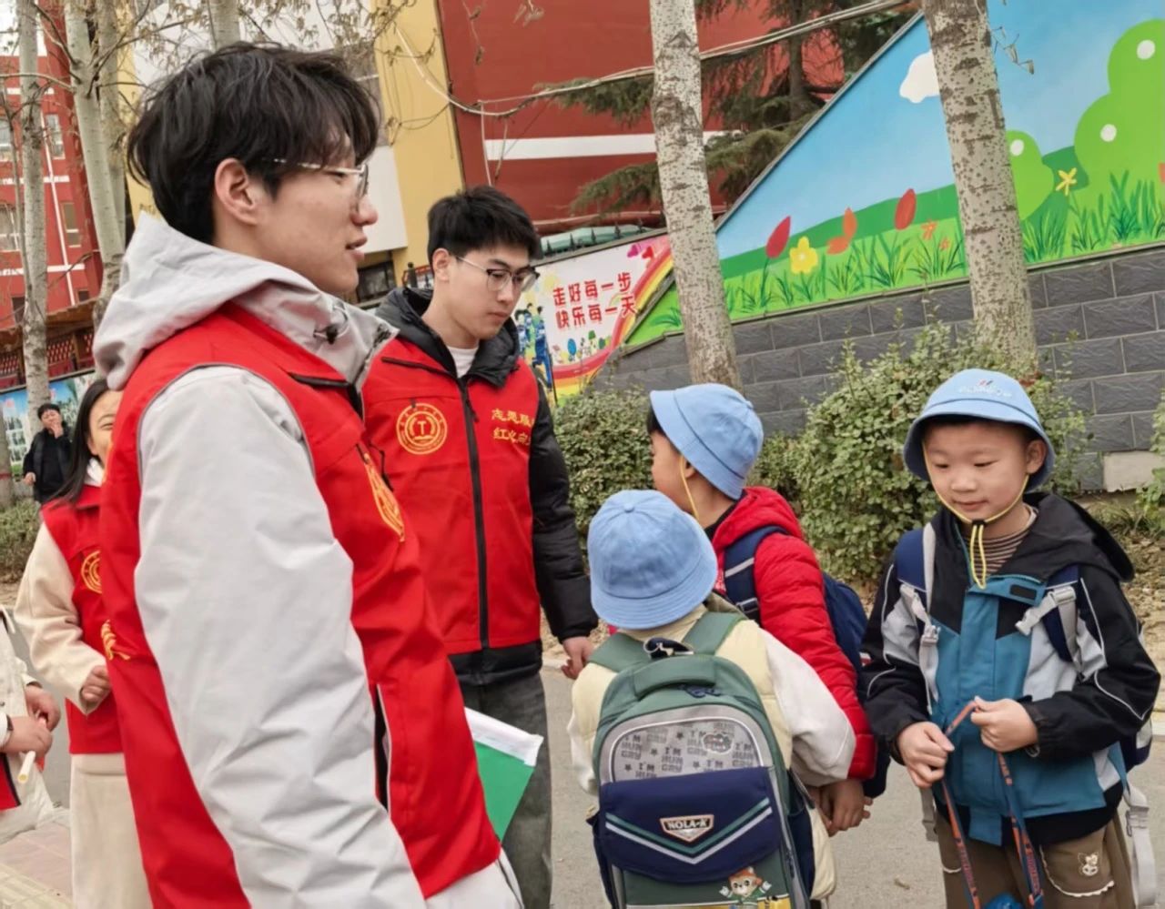學生支部 “學”途有愛，黨員護航--小學交通志愿服務行動