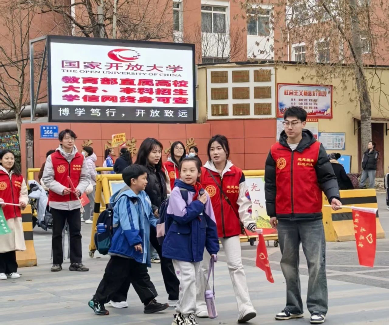 學生支部 “學”途有愛，黨員護航--小學交通志愿服務行動