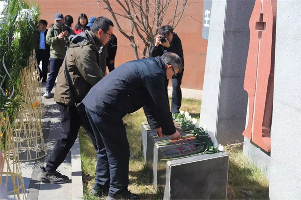 “禮敬捐獻?延續(xù)大愛”康復醫(yī)學院組織師生參加遺體器官捐獻緬懷紀念活動