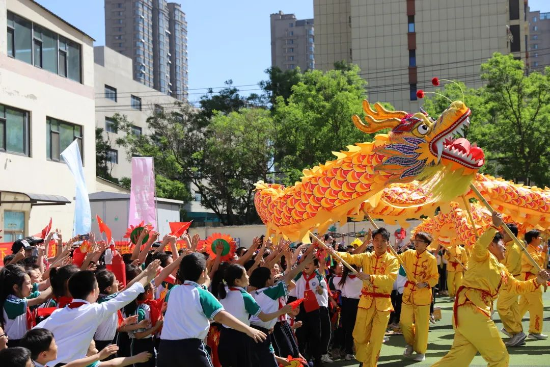 龍舞翩躚潤(rùn)童心，美育芳華育幼苗