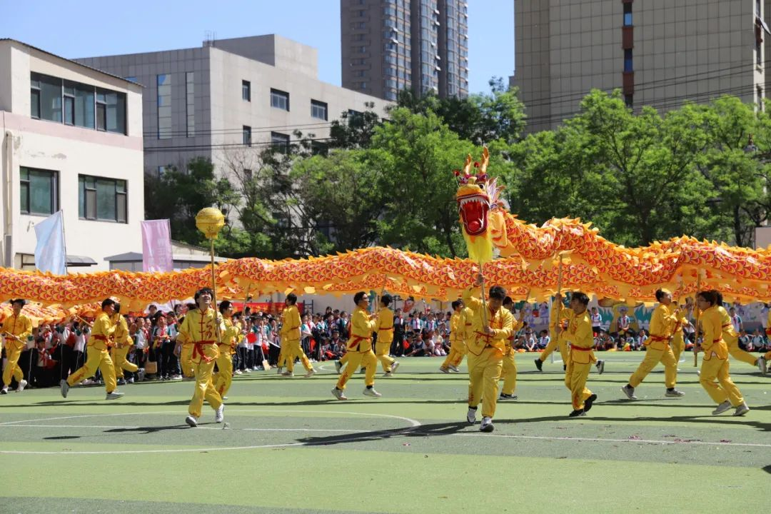 龍舞翩躚潤(rùn)童心，美育芳華育幼苗