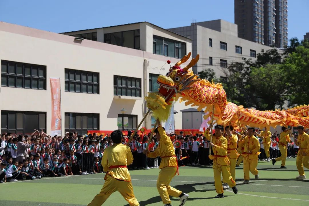龍舞翩躚潤(rùn)童心，美育芳華育幼苗