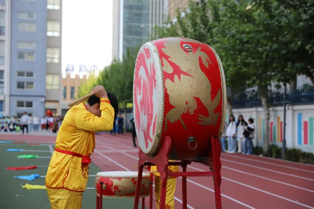 龍舞翩躚潤(rùn)童心，美育芳華育幼苗