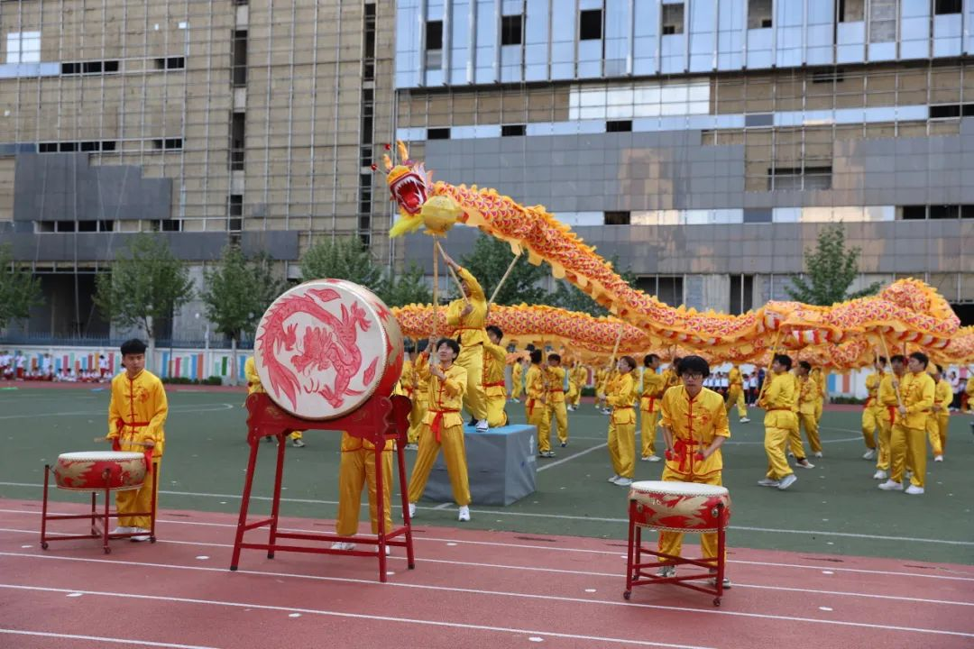 龍舞翩躚潤(rùn)童心，美育芳華育幼苗