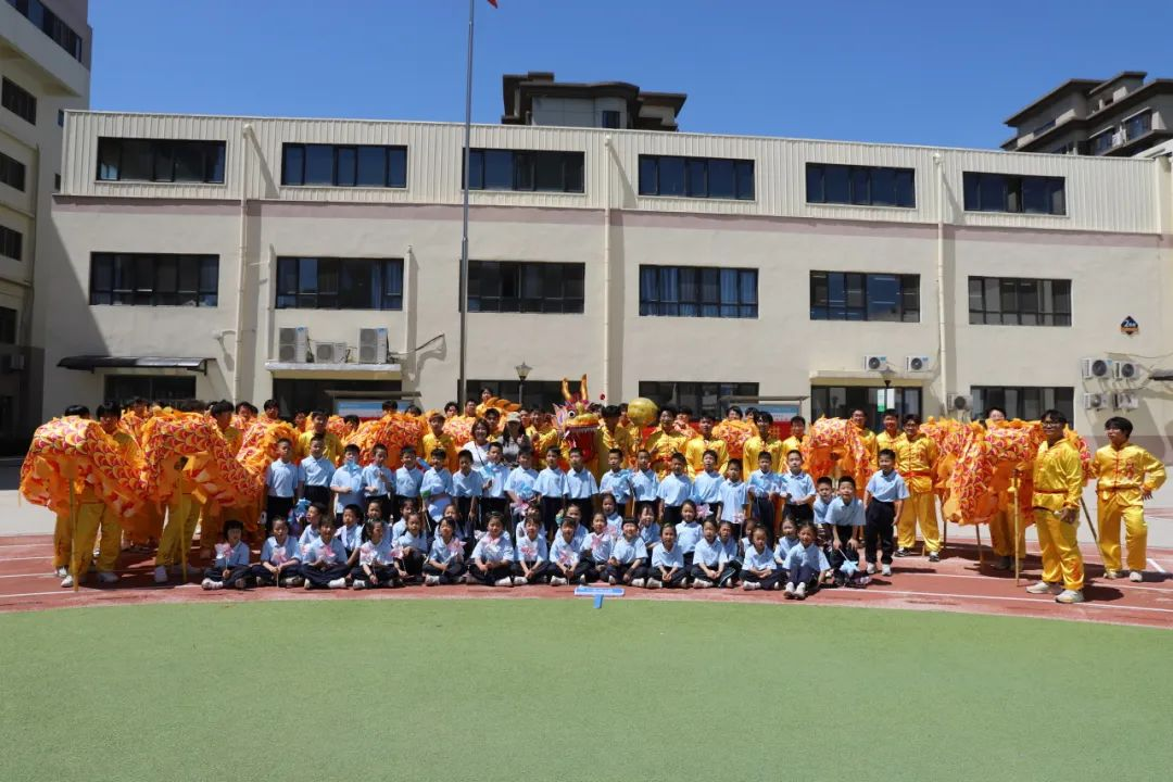 龍舞翩躚潤(rùn)童心，美育芳華育幼苗