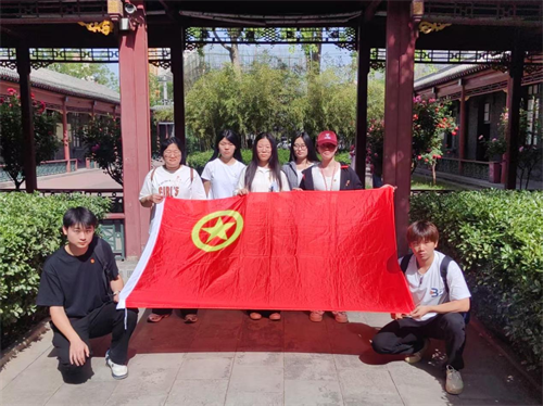 “告白青春”與團旗團徽合影活動