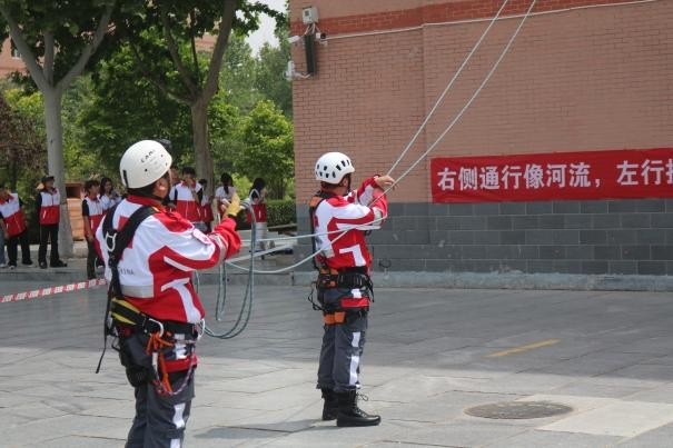 保定理工學(xué)院康復(fù)醫(yī)學(xué)院與保定市紅十字會聯(lián)合舉辦2025年地震災(zāi)害應(yīng)急救援綜合演練