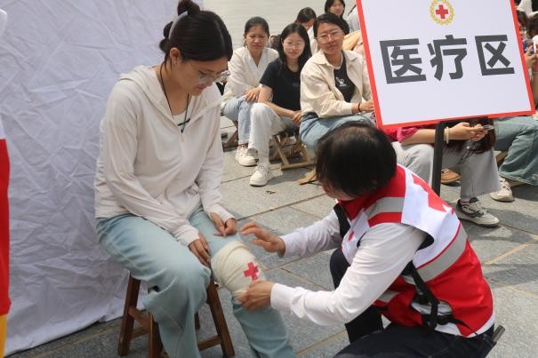保定理工學(xué)院康復(fù)醫(yī)學(xué)院與保定市紅十字會聯(lián)合舉辦2025年地震災(zāi)害應(yīng)急救援綜合演練