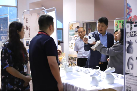 賀陽教育集團董事長周虎震 蒞臨藝術學院2025屆畢業(yè)作品展參觀指導