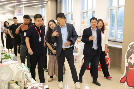 賀陽教育集團董事長周虎震 蒞臨藝術學院2025屆畢業(yè)作品展參觀指導