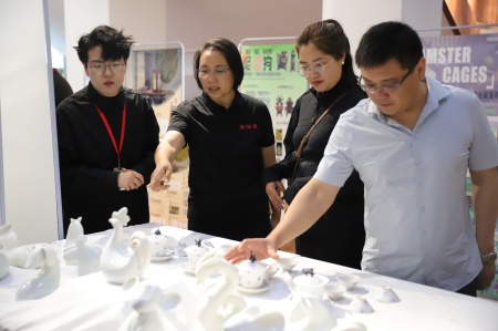 保定理工學(xué)院藝術(shù)學(xué)院2025屆畢業(yè)設(shè)計作品展盛大開幕，校企共賞藝術(shù)盛宴