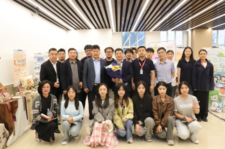賀陽教育集團董事長周虎震 蒞臨藝術學院2025屆畢業(yè)作品展參觀指導
