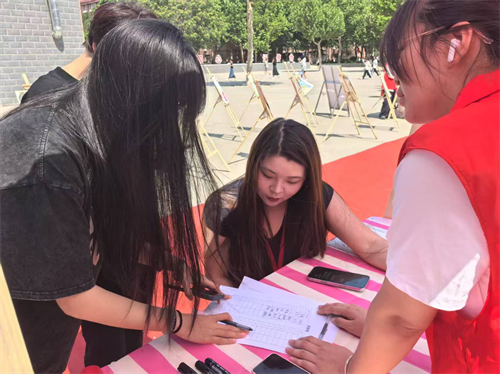 校園尋跡承師韻，家校同銘畢業(yè)情