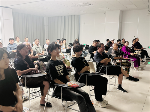 校園尋跡承師韻，家校同銘畢業(yè)情