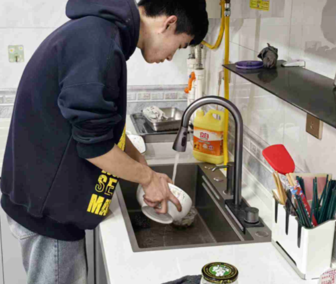 孝老愛親傳佳話，弘揚(yáng)美德樹新風(fēng)——感恩教育