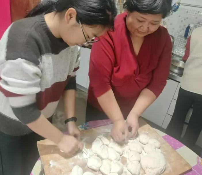 孝老愛親傳佳話，弘揚(yáng)美德樹新風(fēng)——感恩教育