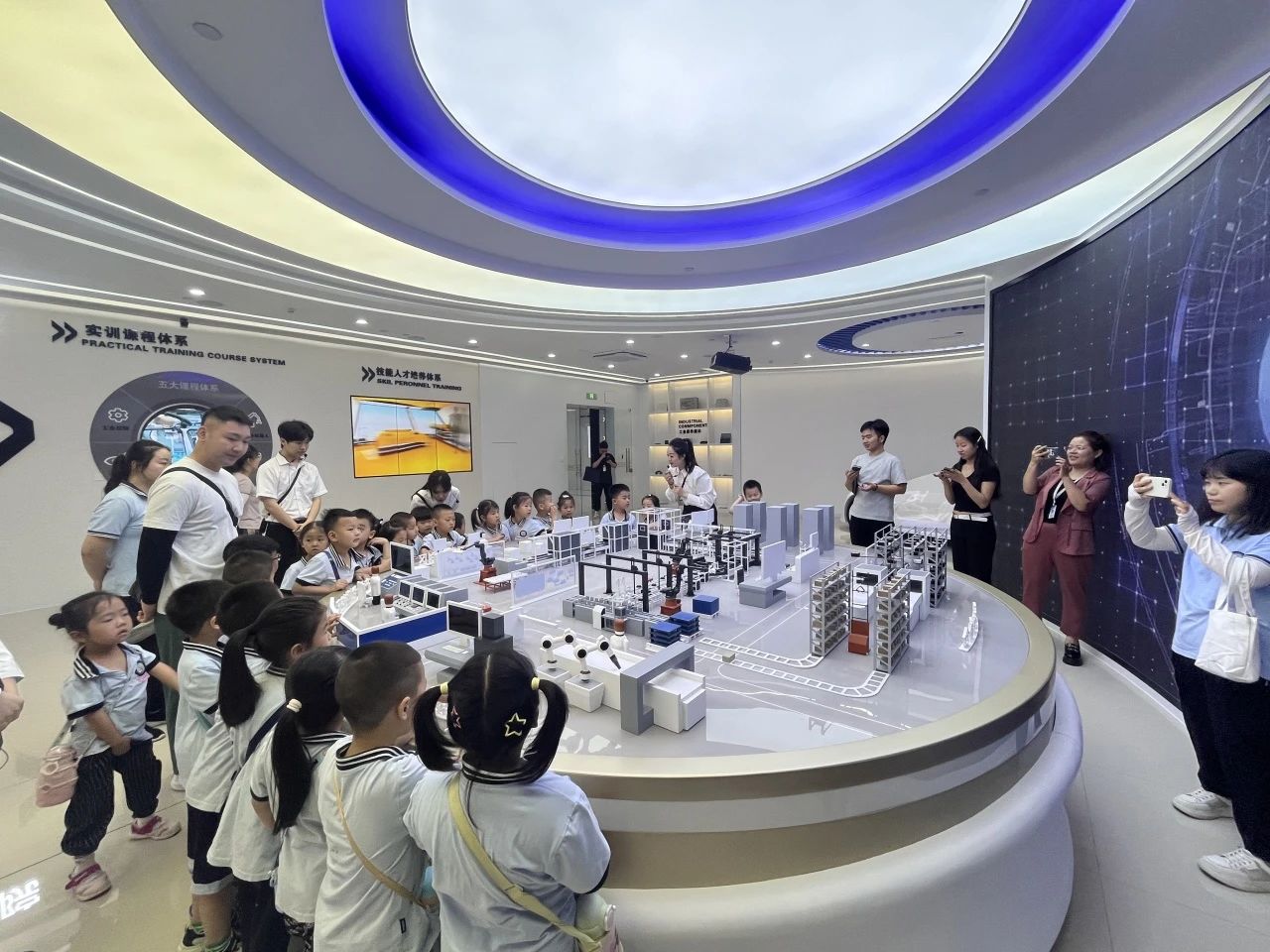保定理工學院||教育學院||童心探學府，萌趣啟新程——史莊實驗幼兒園走進保定理工學院參觀研學