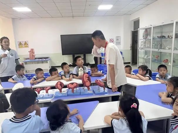 保定理工學院||教育學院||童心探學府，萌趣啟新程——史莊實驗幼兒園走進保定理工學院參觀研學