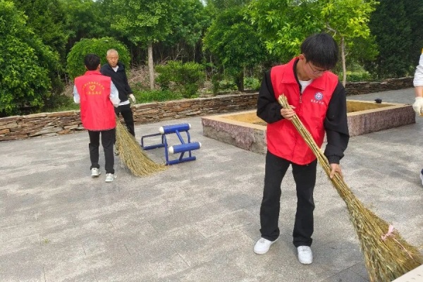 【青春筑夢，志愿逐光】綠蔭清掃護家園 青春志愿暖東莊——康復(fù)醫(yī)學(xué)院志愿者赴東小莊村進行志愿服務(wù)清掃活動