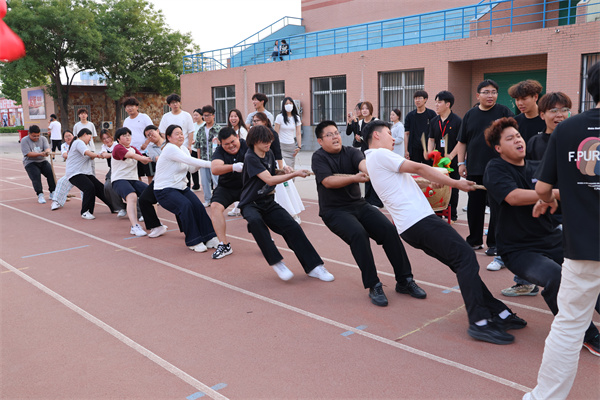【競逐風(fēng)采，賽場爭先】拔河賽場展風(fēng)采，團(tuán)結(jié)拼搏鑄佳績