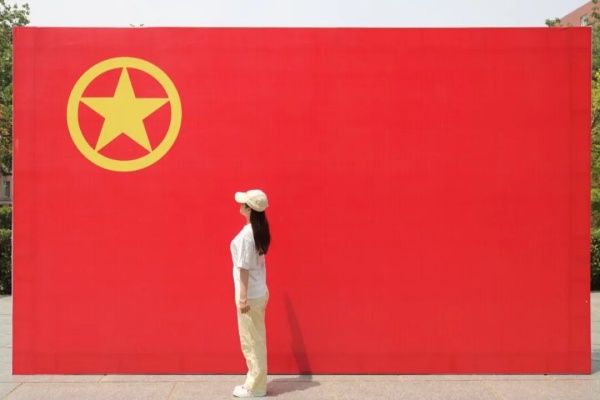 【團(tuán)旗合影，青春留念】“我與團(tuán)旗團(tuán)徽合個影”：定格青春印記 鐫刻初心使命