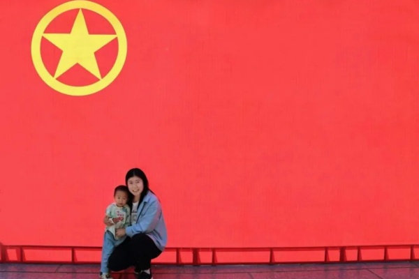 【團(tuán)旗合影，青春留念】“我與團(tuán)旗團(tuán)徽合個影”：定格青春印記 鐫刻初心使命