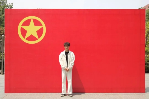 【團(tuán)旗合影，青春留念】“我與團(tuán)旗團(tuán)徽合個影”：定格青春印記 鐫刻初心使命