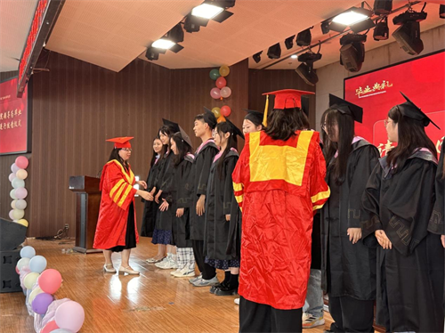 外國(guó)語學(xué)院隆重舉行2025屆畢業(yè)典禮暨學(xué)位授予儀式