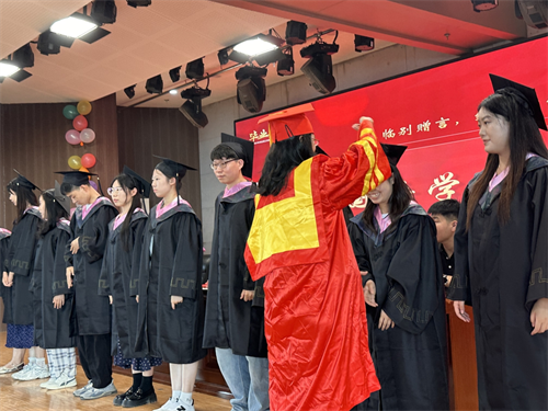外國(guó)語學(xué)院隆重舉行2025屆畢業(yè)典禮暨學(xué)位授予儀式