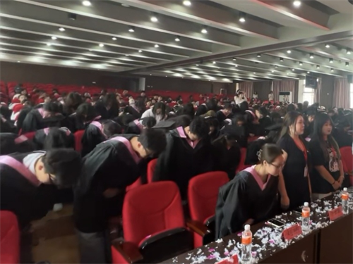外國(guó)語學(xué)院隆重舉行2025屆畢業(yè)典禮暨學(xué)位授予儀式