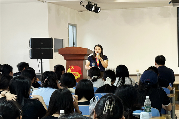 經(jīng)濟學院2026屆國際經(jīng)濟與貿(mào)易專業(yè)畢業(yè)論文動員大會正式召開