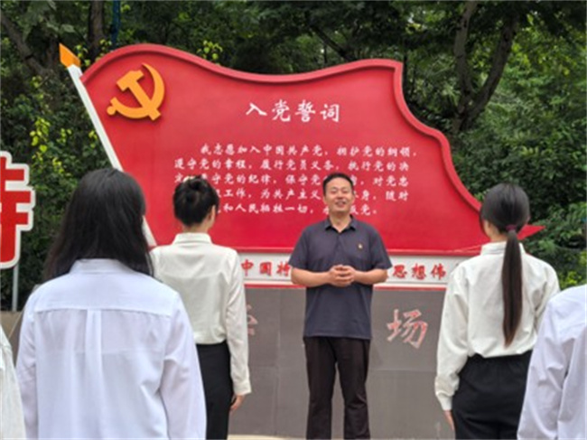 我校優(yōu)秀共產(chǎn)黨員、優(yōu)秀黨務(wù)工作者和先進(jìn)基層黨組織受到上級(jí)表彰
